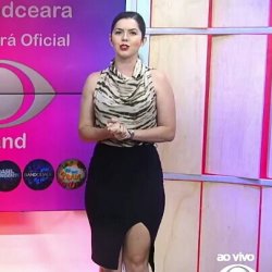 Apresentadora com belas pernas e bunda